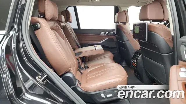 BMW X7 2021 — Photo 16/48