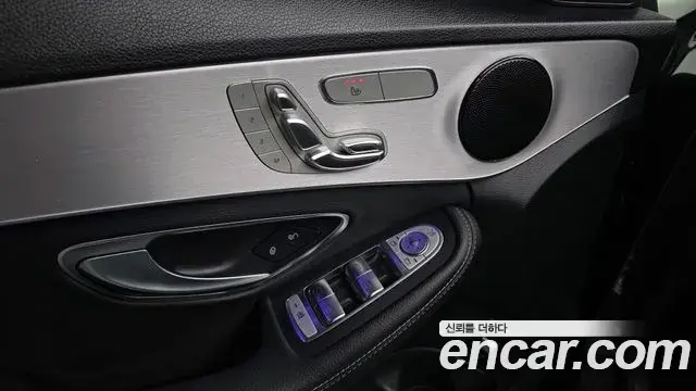 Mercedes-Benz C-Class 2020 — Photo 1/20