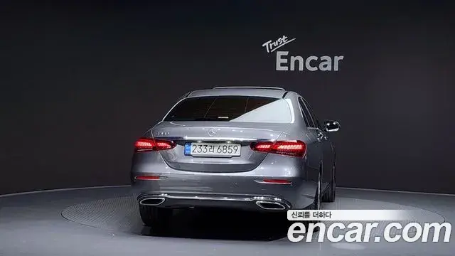 Mercedes-Benz E-Class 2022 — Photo 1/20
