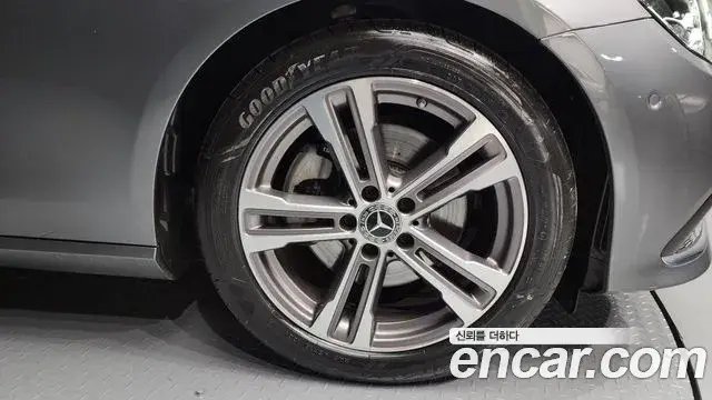 Mercedes-Benz E-Class 2022 — Photo 17/20