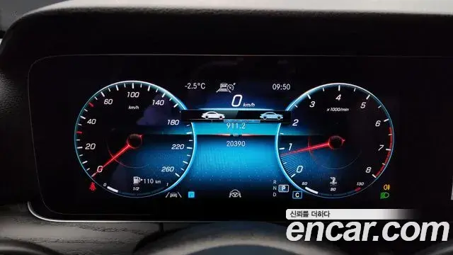 Mercedes-Benz E-Class 2022 — Photo 9/20