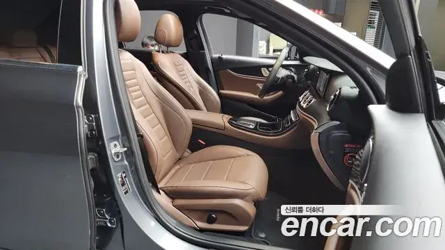 Mercedes-Benz E-Class 2022 — Photo 18/20