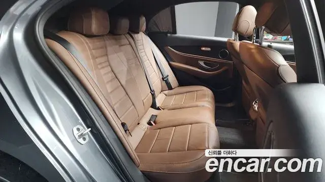Mercedes-Benz E-Class 2022 — Photo 10/20