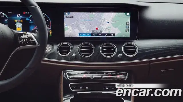 Mercedes-Benz E-Class 2022 — Photo 7/20
