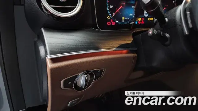 Mercedes-Benz E-Class 2022 — Photo 8/20