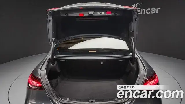 Mercedes-Benz E-Class 2022 — Photo 13/20