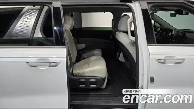 Kia Carnival 2023 — Photo 11/12