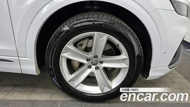 Audi Q8 2020 — ფოტო 8/20