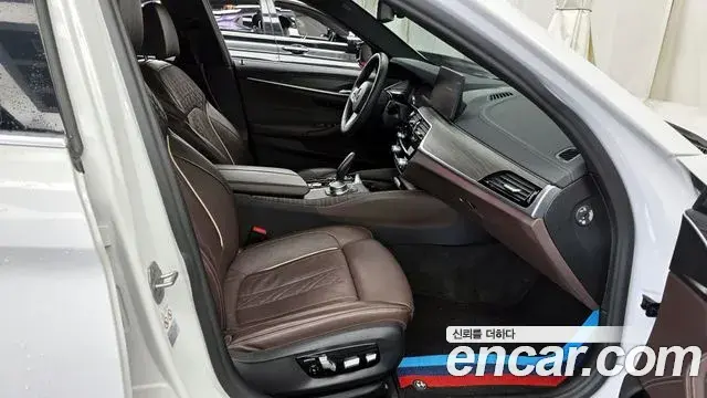 BMW 5 Series 2020 — Photo 11/20