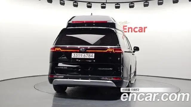 Kia Carnival 2021 — ფოტო 18/20