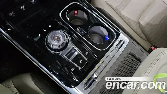 Kia Carnival 2021 — ფოტო 7/20