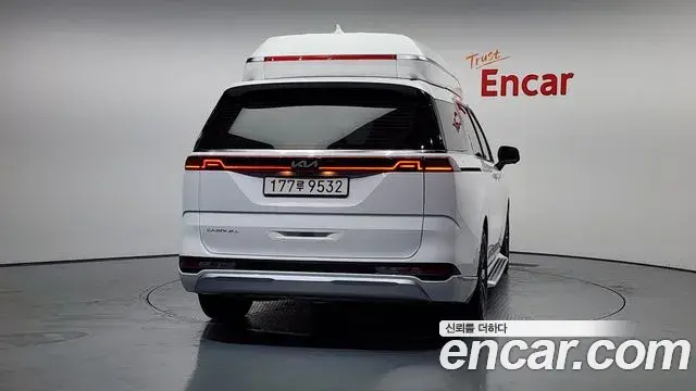 Kia Carnival 2021 — ფოტო 17/20