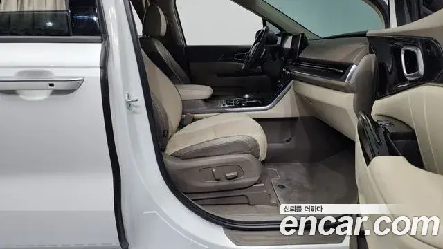 Kia Carnival 2021 — ფოტო 8/20