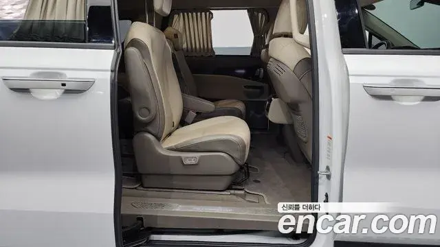 Kia Carnival 2021 — ფოტო 7/20