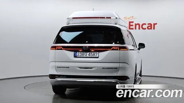 Kia Carnival 2021 — ფოტო 16/20