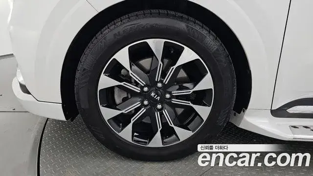 Kia Carnival 2021 — ფოტო 17/20
