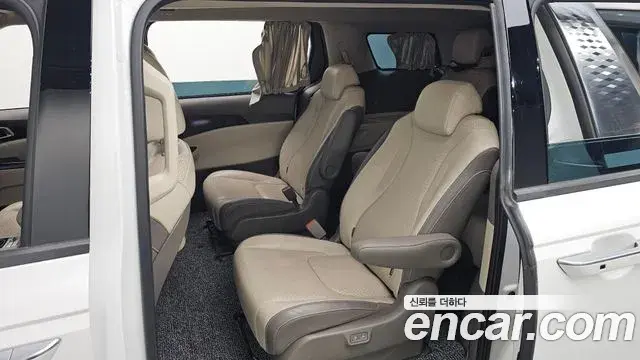 Kia Carnival 2021 — ფოტო 10/20