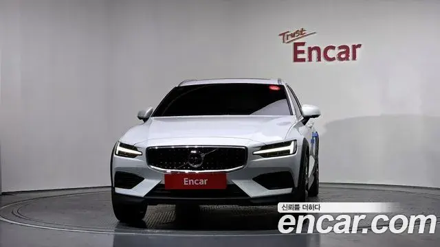Volvo V60 Cross Country 2022 — ფოტო 1/20