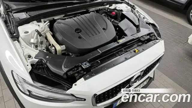 Volvo V60 Cross Country 2022 — ფოტო 17/20