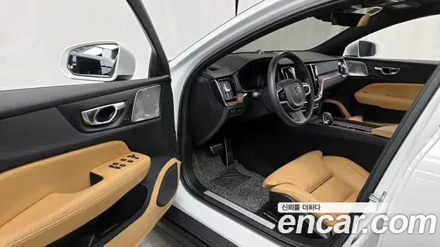 Volvo V60 Cross Country 2022 — ფოტო 19/20