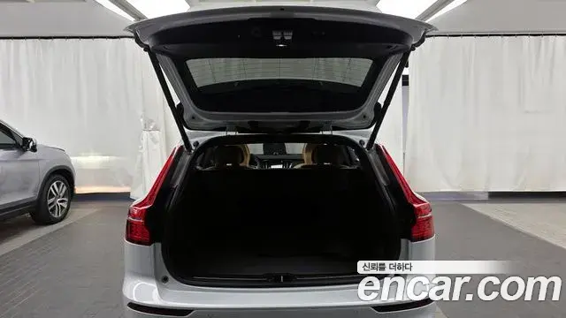 Volvo V60 Cross Country 2022 — ფოტო 8/20