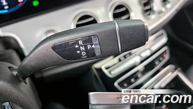 Mercedes-Benz E-Class 2020 — ფოტო 15/20