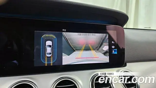 Mercedes-Benz E-Class 2020 — ფოტო 17/20