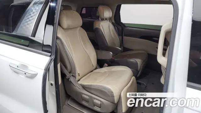 Kia Carnival 2021 — Photo 12/20