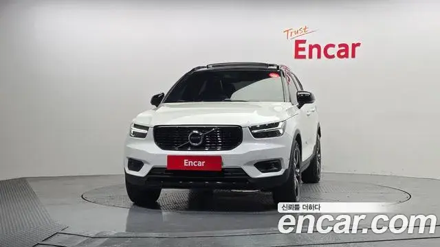 Volvo XC40 2019 — Фото 2/19