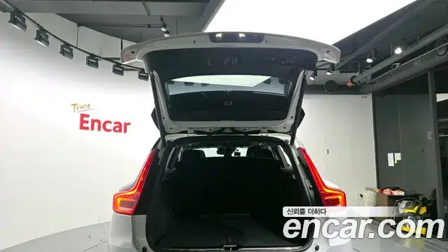 Volvo XC40 2019 — Фото 18/19