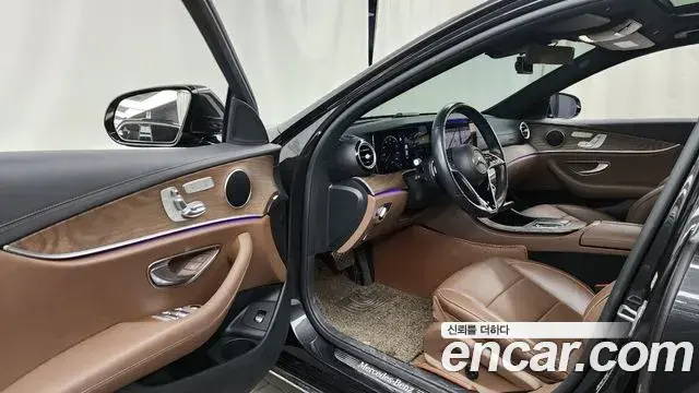 Mercedes-Benz E-Class 2020 — Photo 15/20