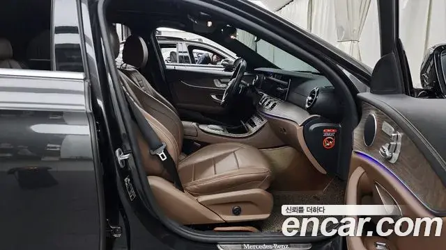 Mercedes-Benz E-Class 2020 — Photo 11/20