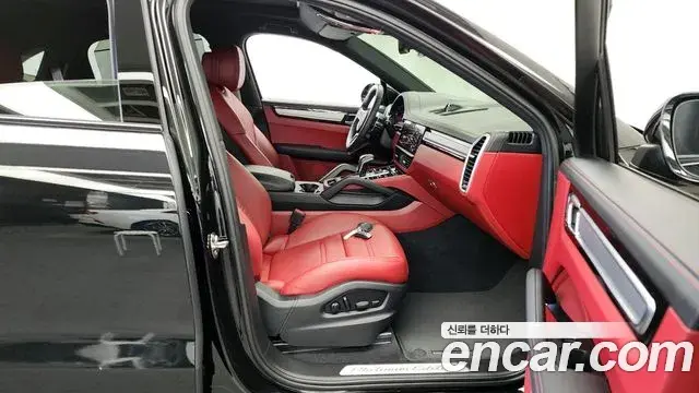 Porsche Cayenne 2023 — ფოტო 14/20