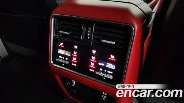 Porsche Cayenne 2023 — ფოტო 7/20