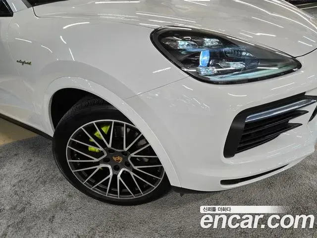 Porsche Cayenne 2022 — ფოტო 17/20