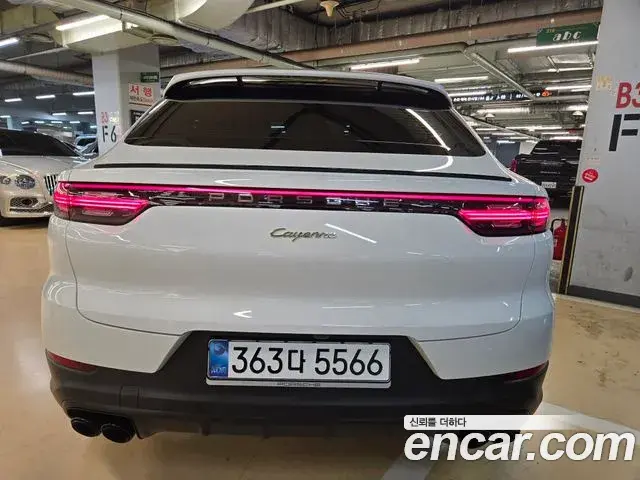 Porsche Cayenne 2022 — ფოტო 14/20