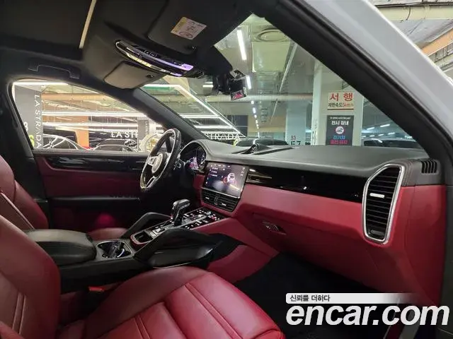 Porsche Cayenne 2022 — ფოტო 15/20
