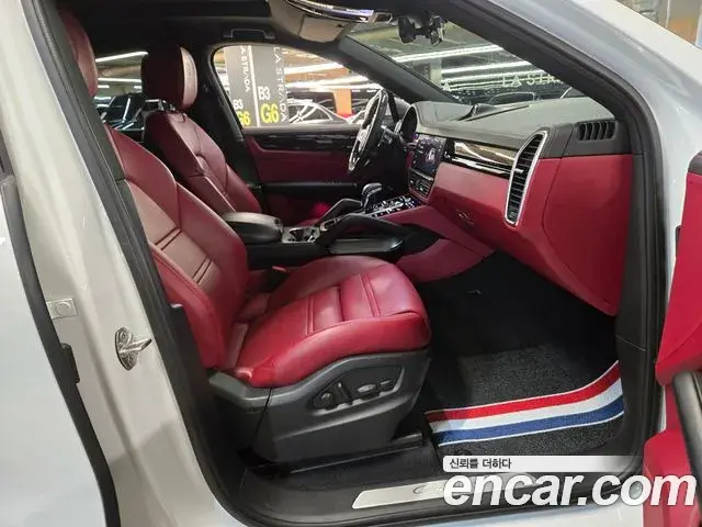 Porsche Cayenne 2022 — ფოტო 16/20