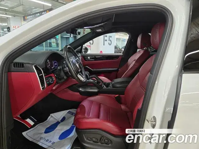 Porsche Cayenne 2022 — ფოტო 13/20