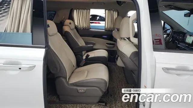 Kia Carnival 2022 — ფოტო 19/20