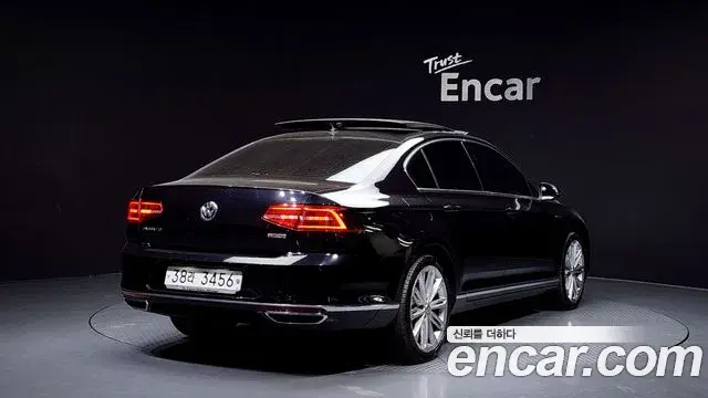 Volkswagen Passat GT 2018 — Şəkil 13/20