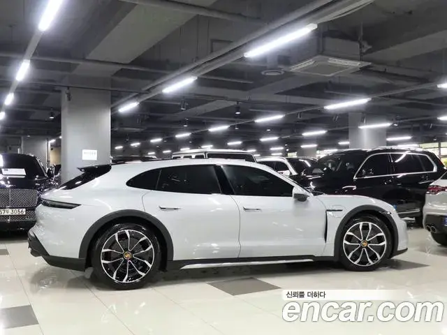 Porsche Taycan 2023 — Şəkil 9/17