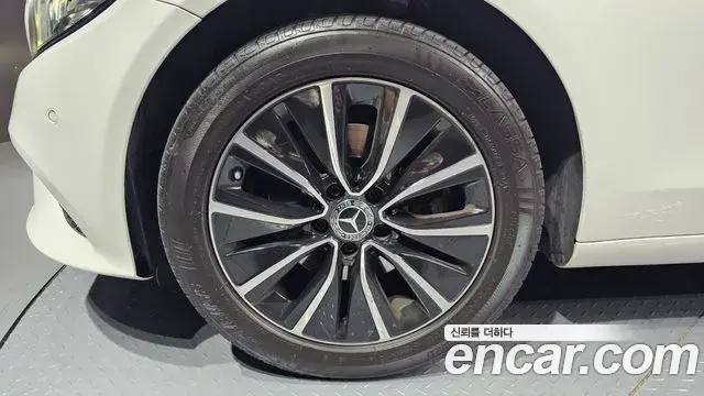 Mercedes-Benz C-Class 2019 — ფოტო 8/20