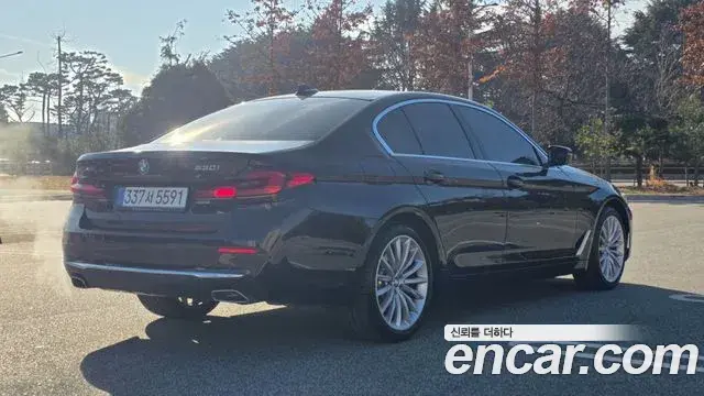 BMW 5 Series 2023 — Photo 12/20