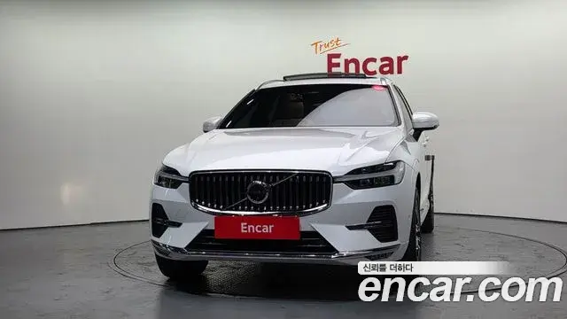 Volvo XC60 2022 — ფოტო 7/20