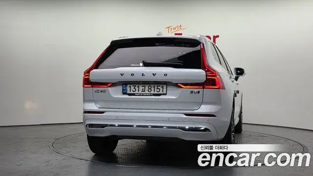 Volvo XC60 2022 — ფოტო 18/20