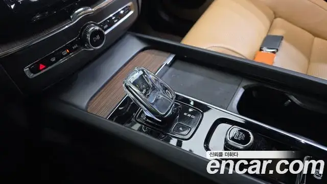 Volvo XC60 2022 — ფოტო 11/20