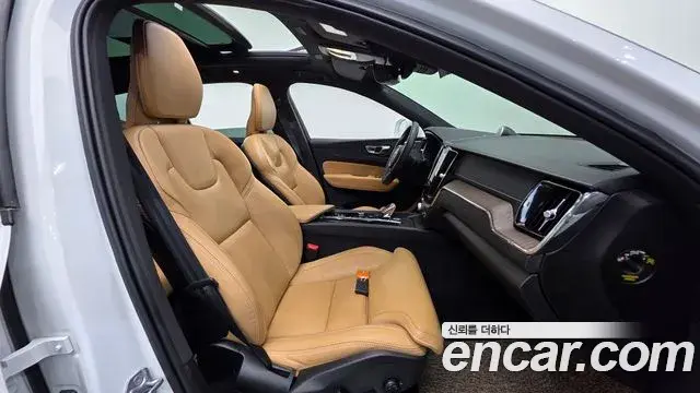 Volvo XC60 2022 — ფოტო 6/20