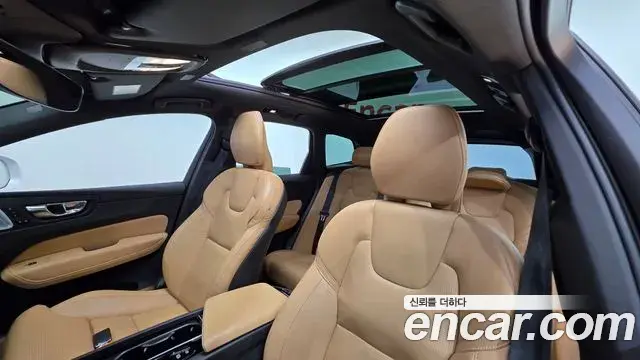 Volvo XC60 2022 — ფოტო 9/20