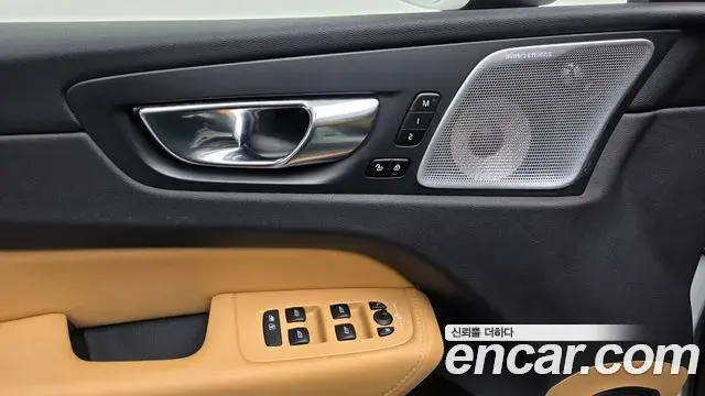 Volvo XC60 2022 — ფოტო 12/20